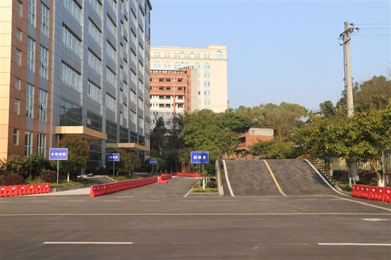 C:Documents and SettingsAdministrator桌面实验室图册信息采集9-3-12实训基地-图册-照片实训基地-图册-照片 汽车实训基地IMG_6443.JPG