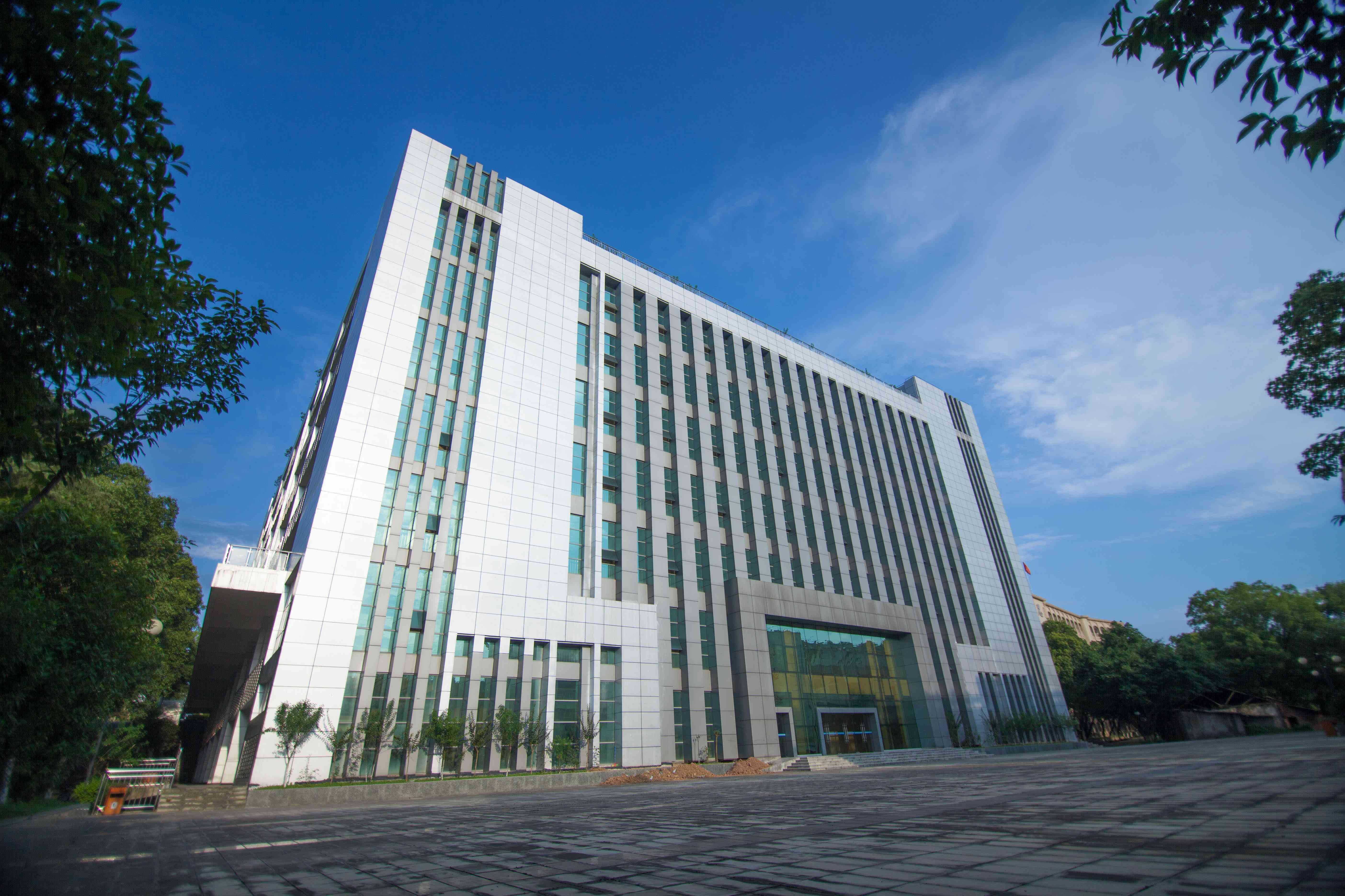 现代化教学设施配套齐全的的理工大楼(2).jpg 现代化教学设施配套齐全的的理工大楼(2).jpg