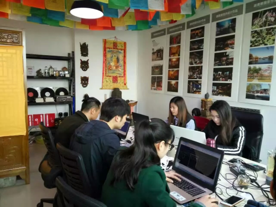 学生在工作室中工作